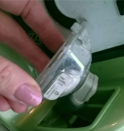 Замена лампочки подсветки номеров Volkswagen New Beetle