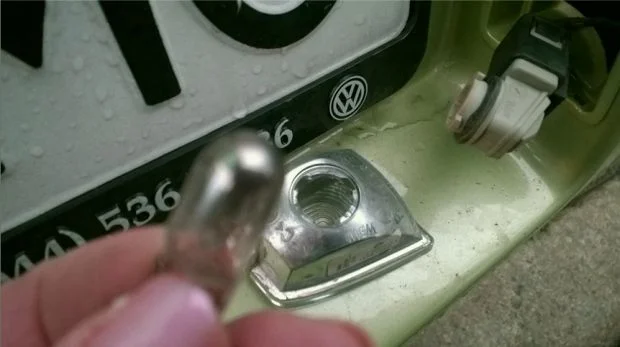 Замена лампочки подсветки номеров Volkswagen New Beetle
