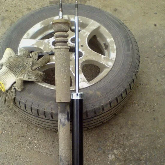 Снятый задний амортизатор Форд Фокус