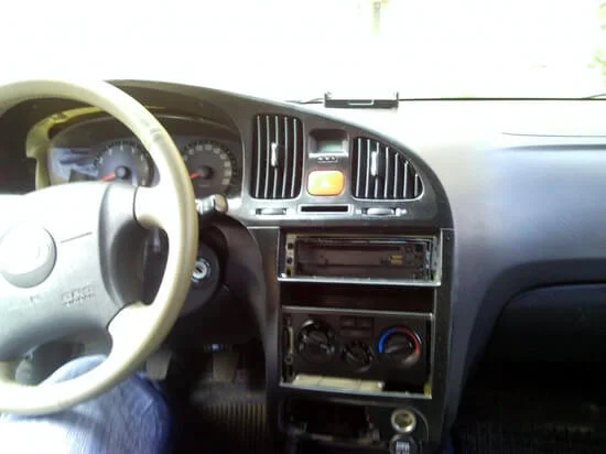 снятие центральной панели торпедо Hyundai Elantra 3