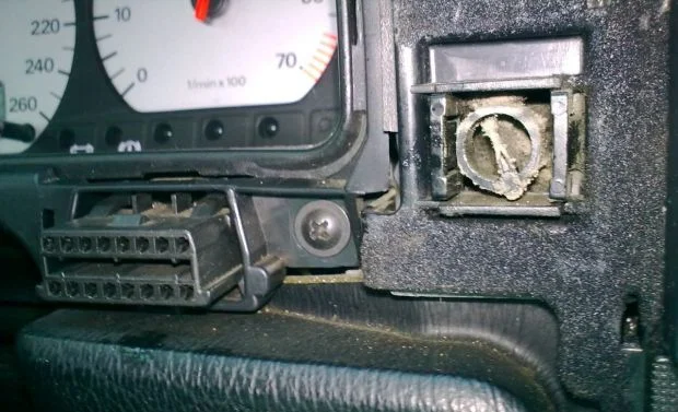 Замена лампочки в приборной панели Фольксваген Пассат Б4