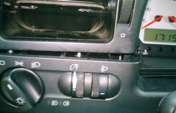 Замена лампочки в приборной панели Фольксваген Пассат Б4