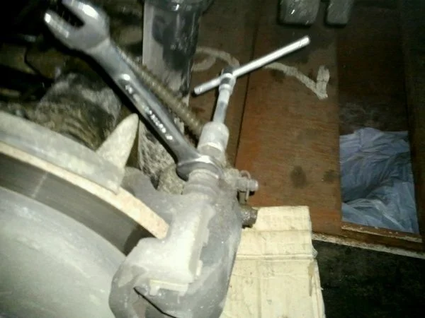 снятие суппорта заднего тормозного механизма Корандо