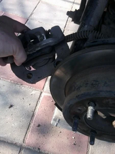 снятие скобы тормозных колодок