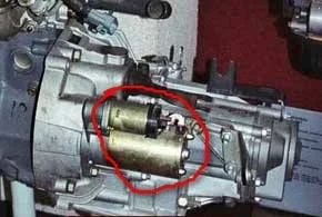 Где находится стартер ваз 2109?