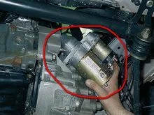 Где находится стартер на ВАЗ 2110?