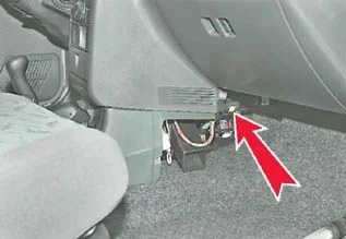 Где находится реле стартера 2110?