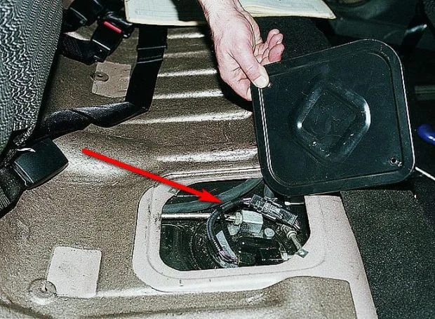 Где находится бензонасос ВАЗ 2110