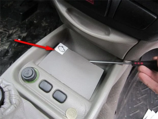 Где находится реле вентилятора на Калине?