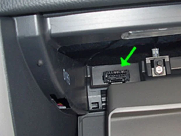 Где находится диагностический разъем на Приоре?