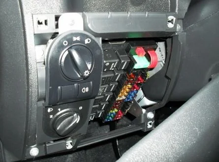 Где находятся предохранители на Гранте?