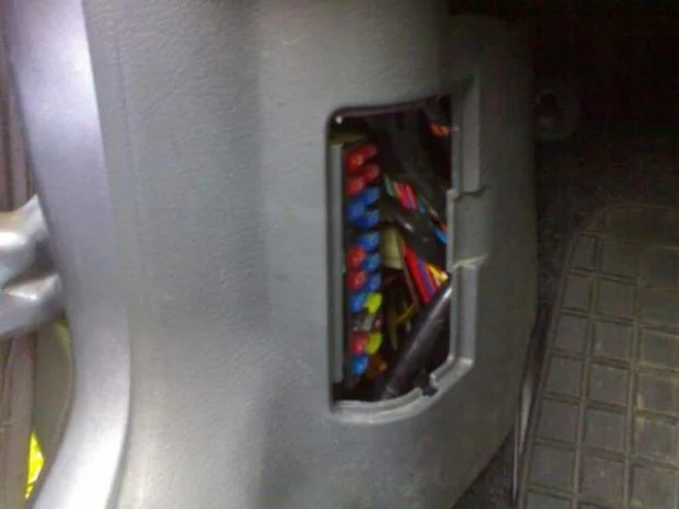 Где находятся предохранители на Ланосе?