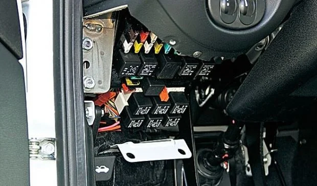 Где находятся предохранители на Шевроле Ниве?