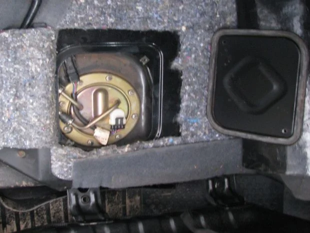 Где находится бензонасос на Шевроле Ниве?