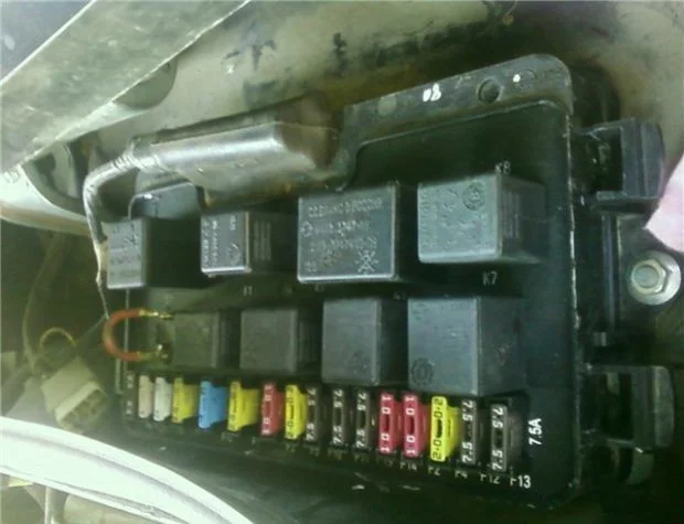Где находятся предохранители на ВАЗ 2115