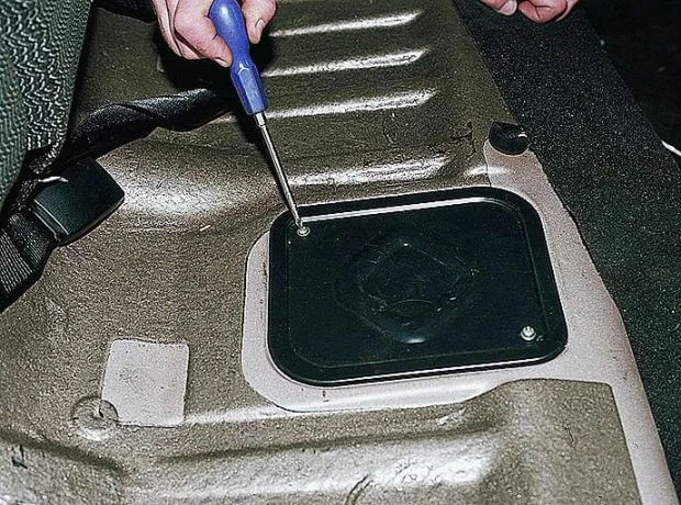 Где находится бензонасос на ВАЗ 2115?