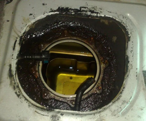 Где находится бензонасос на ВАЗ 2114?