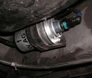 где находится и как заменить топливный фильтр на Фольксваген Поло 1,0