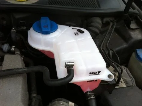 расширительный бачок антифриза на Ауди А6