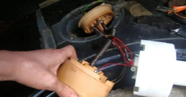 извлечение бензонасоса Ауди А6