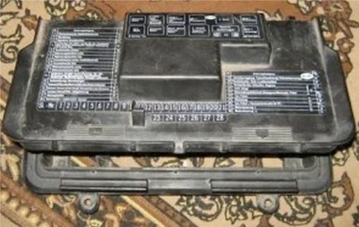 крышка блока предохранителей Ауди 80