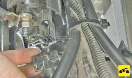 снятие колодки управляющего провода Шкода Октавия