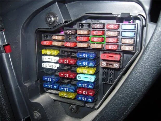 блок предохранителей Шкода Октавия