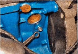 Сливное отверстие блока цилиндров Лада Калина