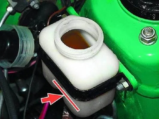 Расширительный бачок тормозной жидкости ВАЗ 2114