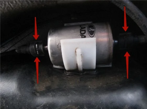 Как поменять топливный фильтр Лада Гранта