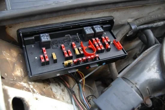 Где находятся предохранители ВАЗ 2107