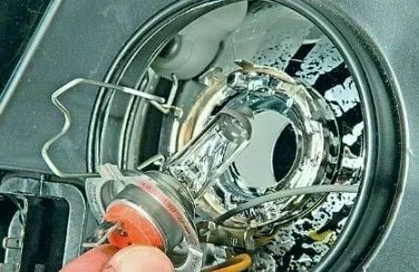 Замена лампы ближнего света Лада Калина