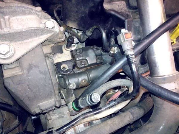 где находится топливный фильтр Рено Сценик 1.5 дизель