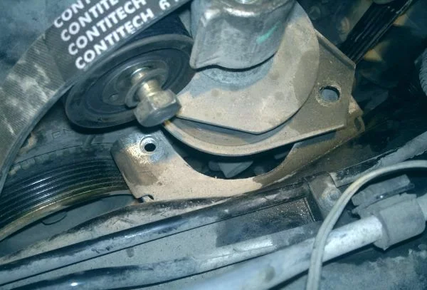 kak-zamenit-i-natyanut-remen-generatora-na-lada-priora