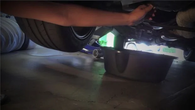 Сливная пробка на поддоне двигателя Мицубиси Лансер 9