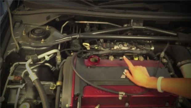 Заливное отверстие для масла двигателя