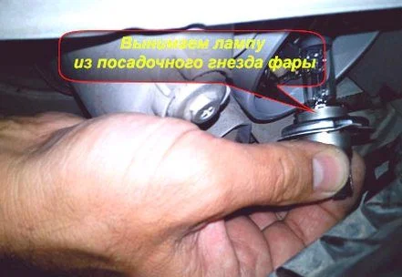 замена лампочки ближнего света Авео