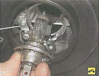 Замена лампы ближнего света Митсубиси Лансер 9