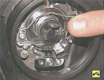 Замена лампы ближнего света Митсубиси Лансер 9