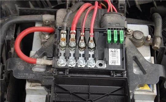 Где находятся предохранители Шкода Октавия