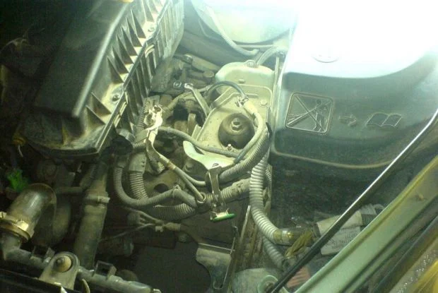 подкапотное пространство Пежо 307