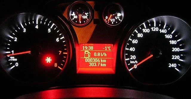 красная снежинка на панели приборов ФФ2