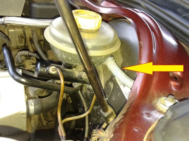 Бачок с тормозной жидкостью