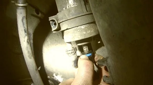 Замена топливного фильтра Шкода Йети