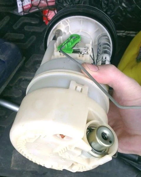 разборка топливного модуля Тиида