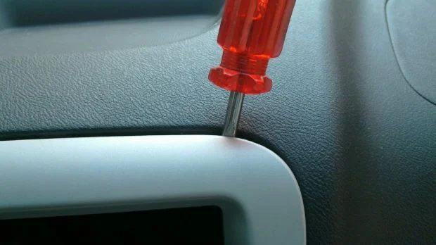 Как снять панель штатной магнитолы ЗАЗ Forza