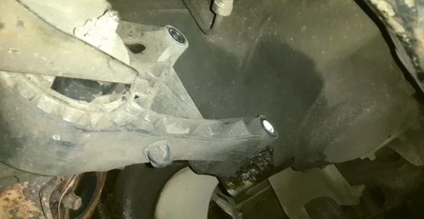 Снятие нижней подушки КПП Опель Астра