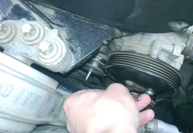 снятие натяжного ролика ремне генератора