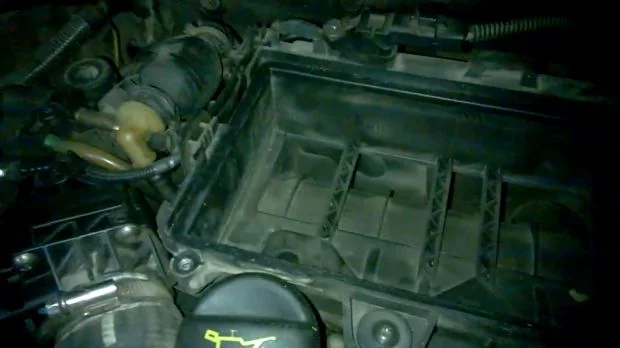 Замена воздушного фильтра Пежо 207