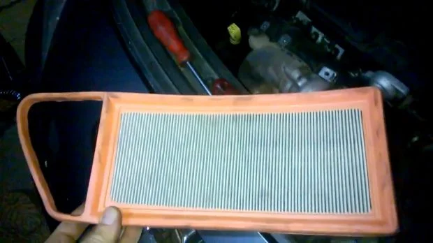 Замена воздушного фильтра Пежо 207